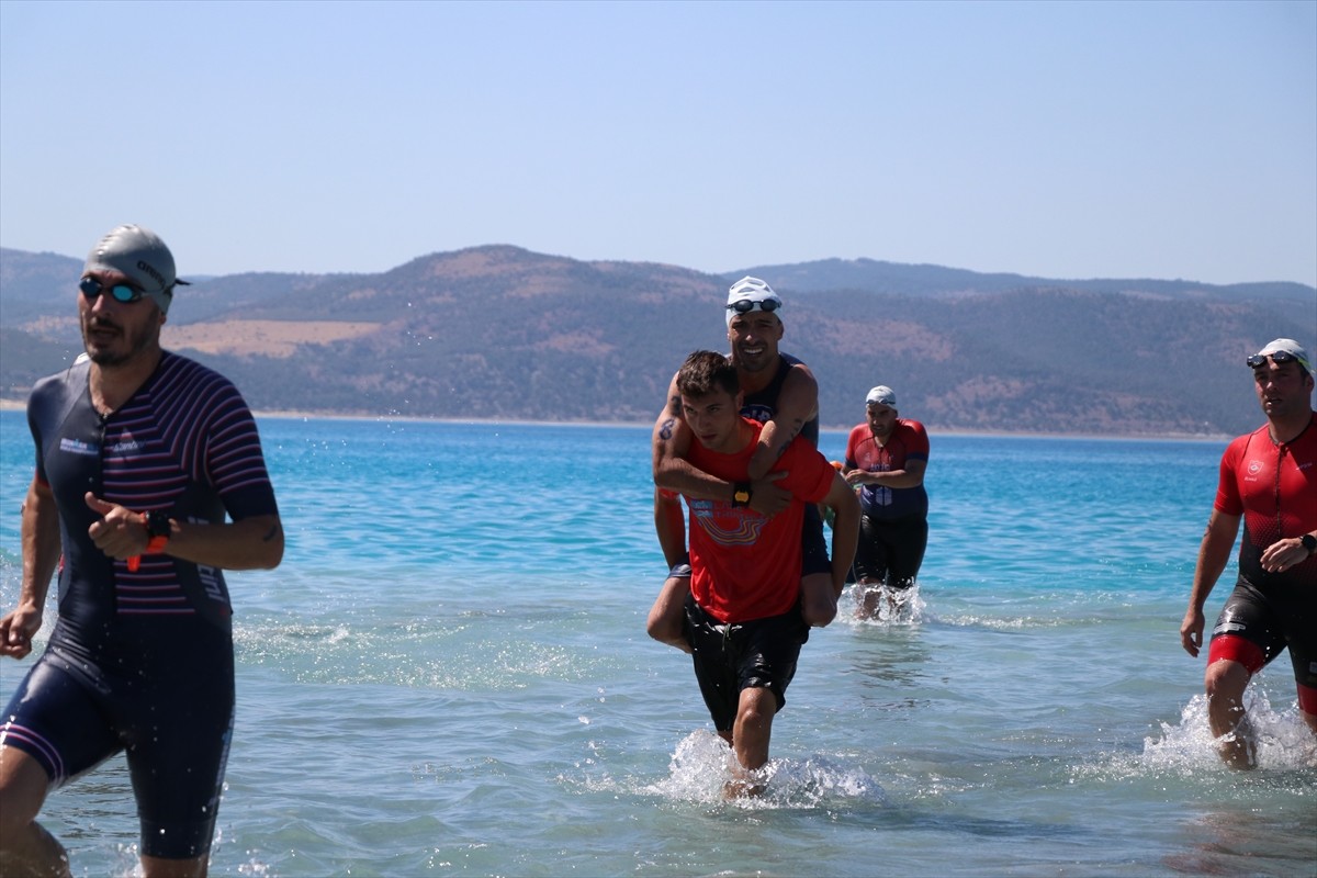 Burdur'un Yeşilova ilçesinde bulunan Salda Gölü'nde 344 sporcunun katılımıyla triatlon yarışması...
