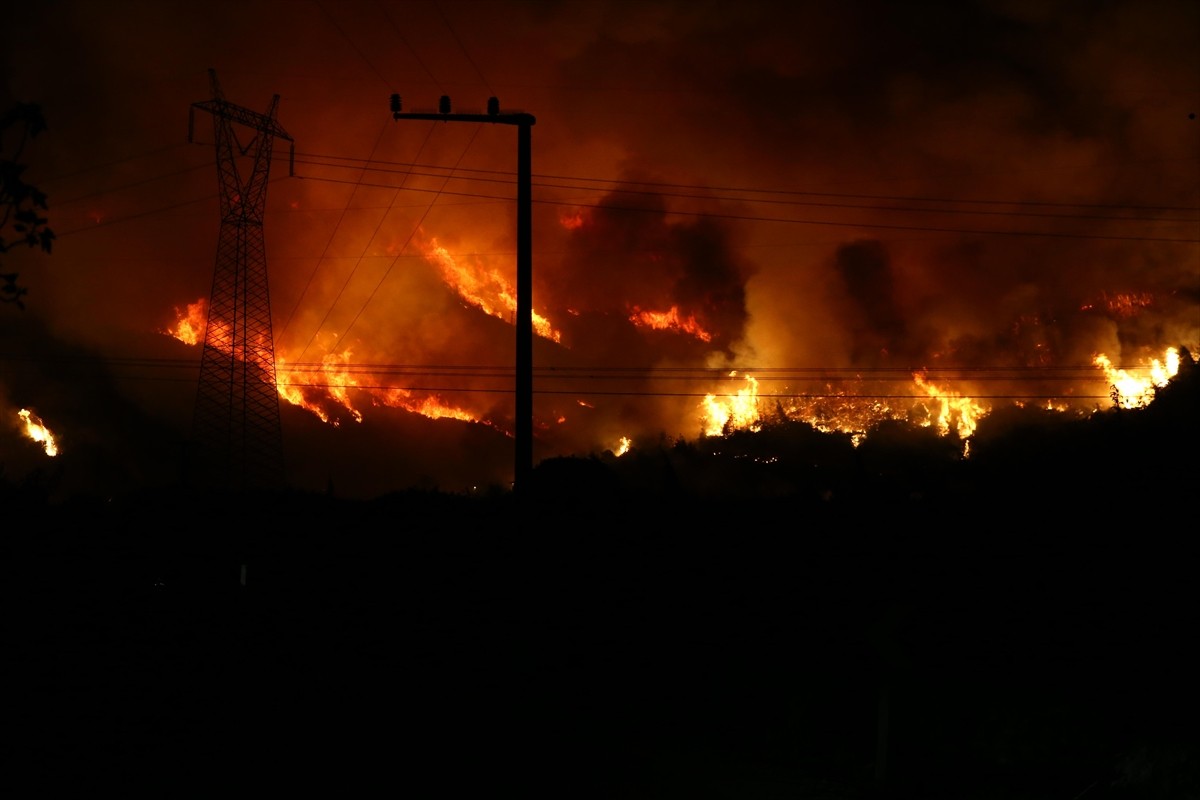 Bursa'nın Gürsu ilçesine bağlı Karahıdır Mahallesi'nde yangına müdahale sürüyor.