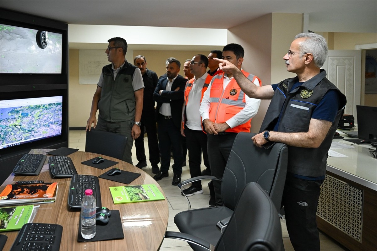 Bursa'nın Gürsu ile Kestel ilçeleri arasındaki ormanlık alanda çıkan yangına müdahale havadan ve...