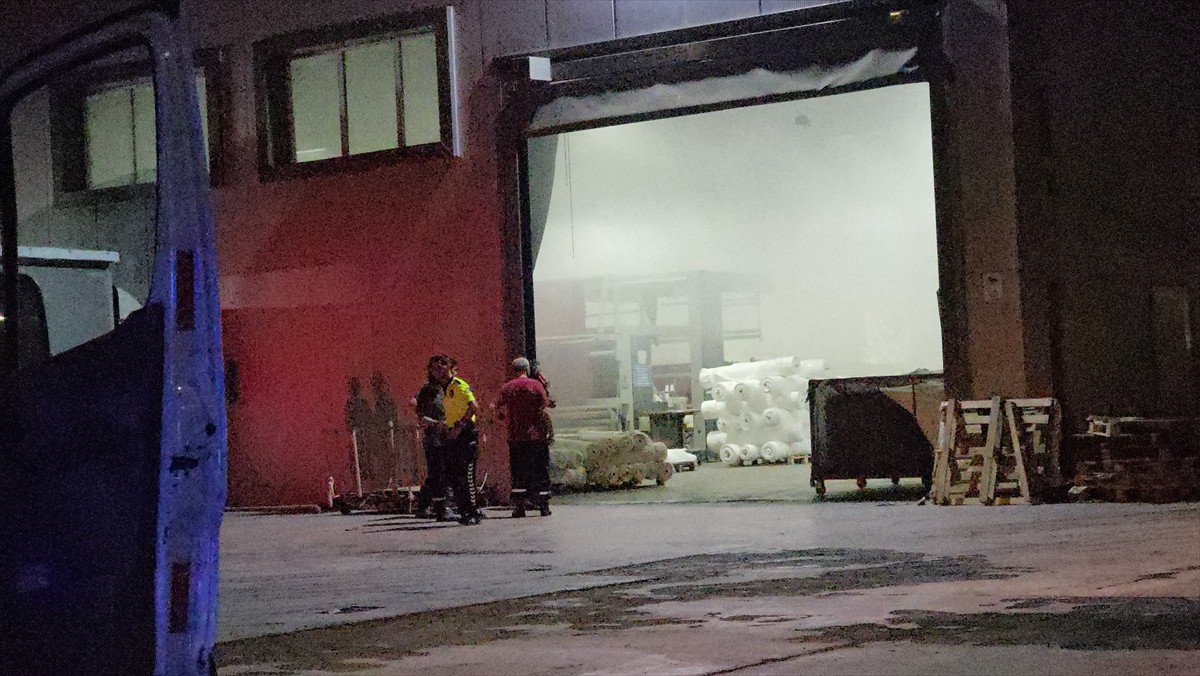 Bursa'nın İnegöl ilçesinde, bir tekstil fabrikasının depo kısmında çıkan yangın itfaiye...
