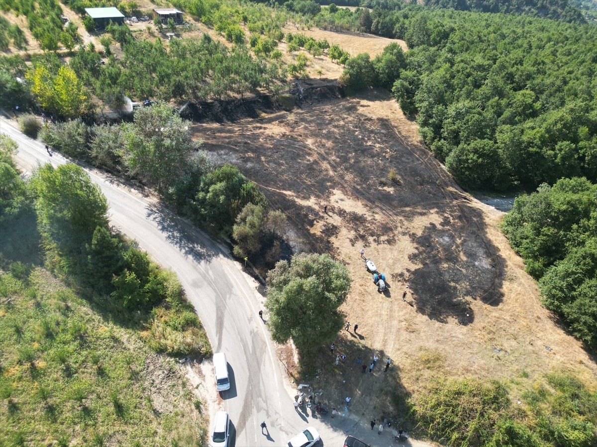 Bursa'nın İnegöl ilçesinde boş arazide çıkan yangın, ormana sıçramadan söndürüldü.