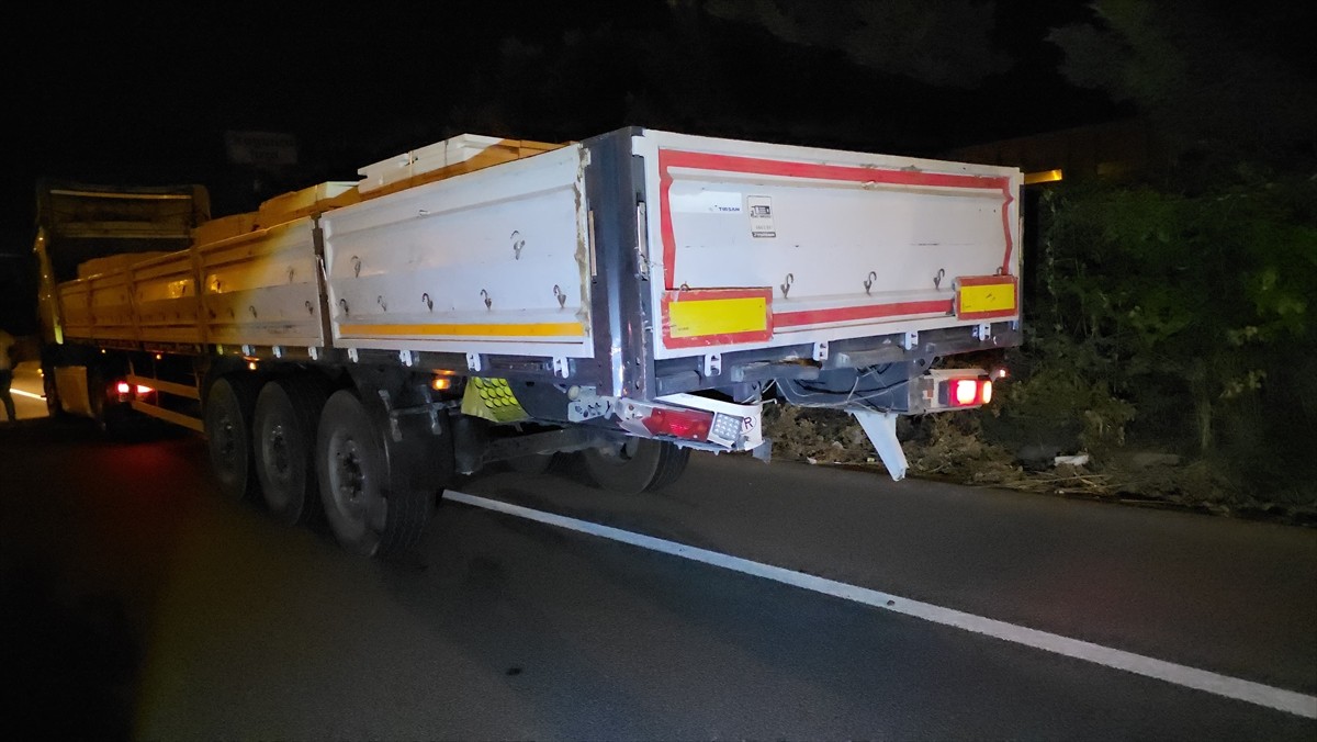 Bursa'nın İnegöl ilçesinde hafif ticari aracın tıra çarpması sonucu 2 kişi ağır...