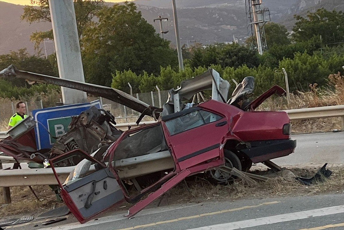 Bursa'nın Kestel ilçesinde bariyerlere çarpan otomobilin sürücüsü hayatını kaybetti.