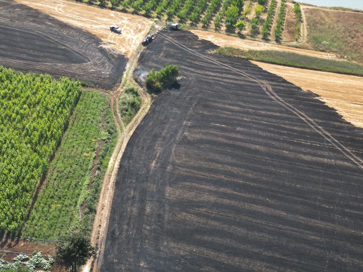 Bursa'nın Kestel ilçesinde çıkan anız yangını, itfaiye ekiplerinin müdahalesiyle söndürüldü....