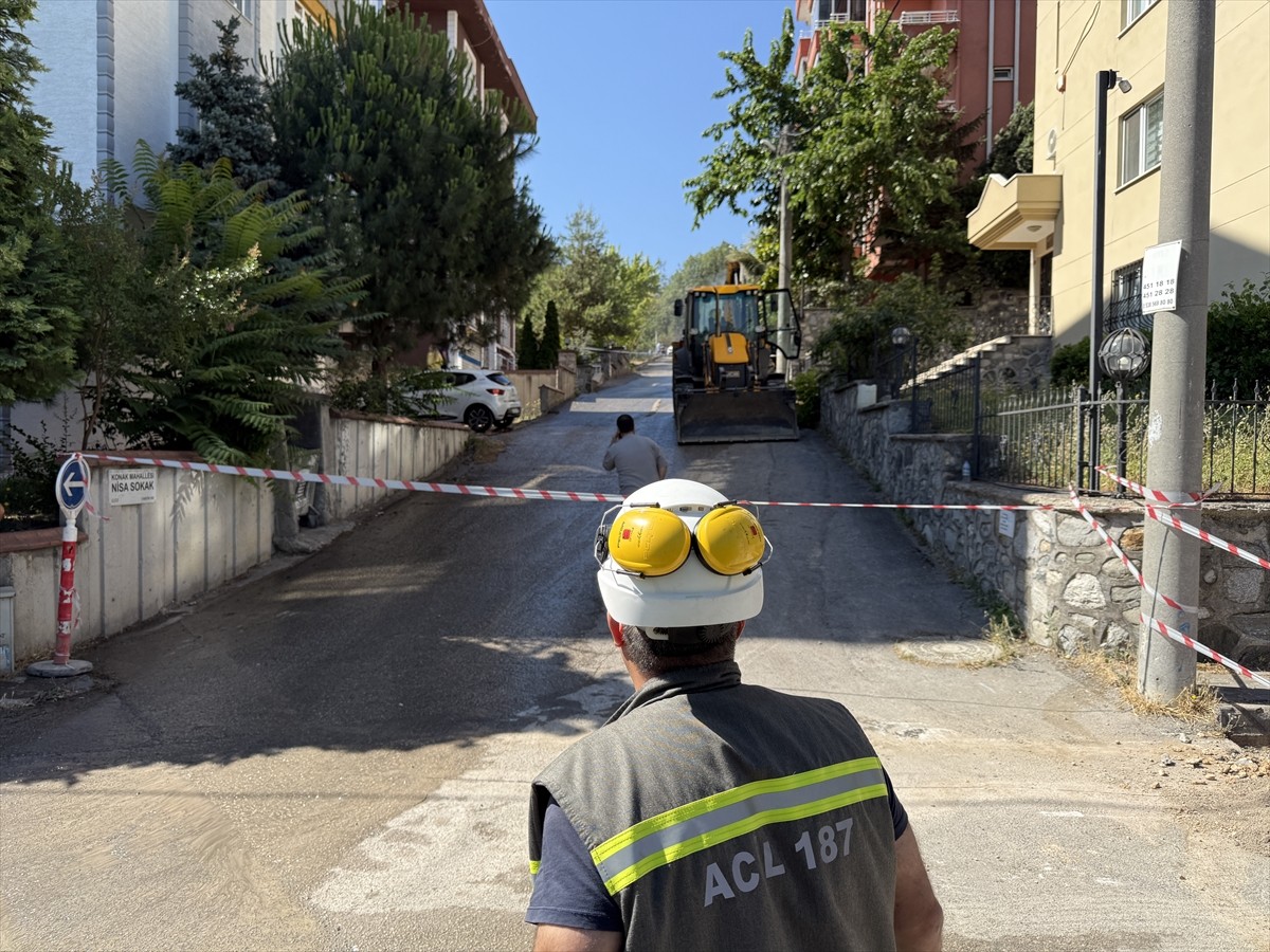 Bursa'nın Nilüfer ilçesinde, iş makinesinin doğal gaz boru hattını patlatması sonucu 3 kişi...