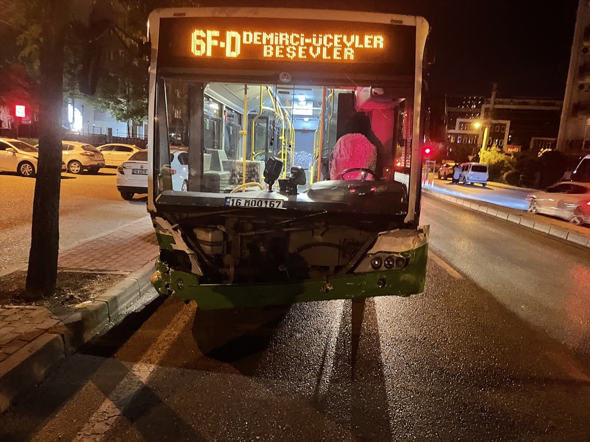 Bursa'nın Nilüfer ilçesinde, özel halk otobüsü ile otomobilin çarpıştığı kazada 7 kişi...