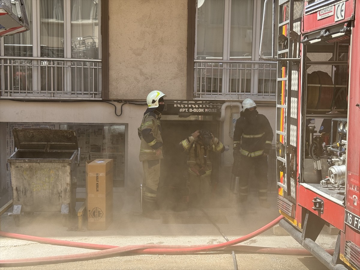 Bursa'nın Osmangazi ilçesinde apartmanın çatı katında çıkan yangın itfaiye ekiplerinin...