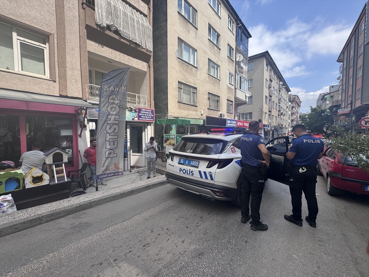 Bursa'nın Osmangazi ilçesinde husumetlisini tabancayla vurarak yaralayan şüpheli gözaltına...