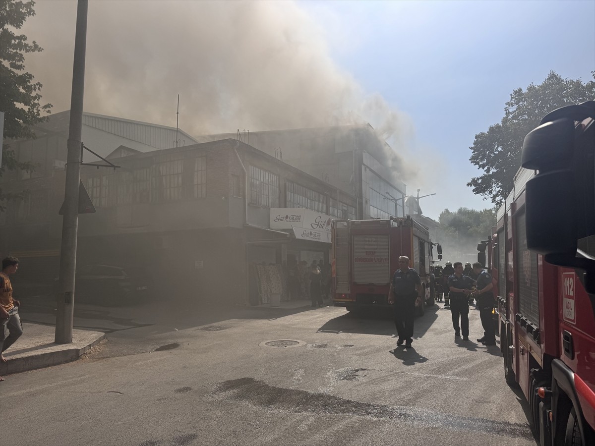 Bursa'nın Yıldırım ilçesinde faaliyet gösteren tekstil mağazasında çıkan yangına müdahale...