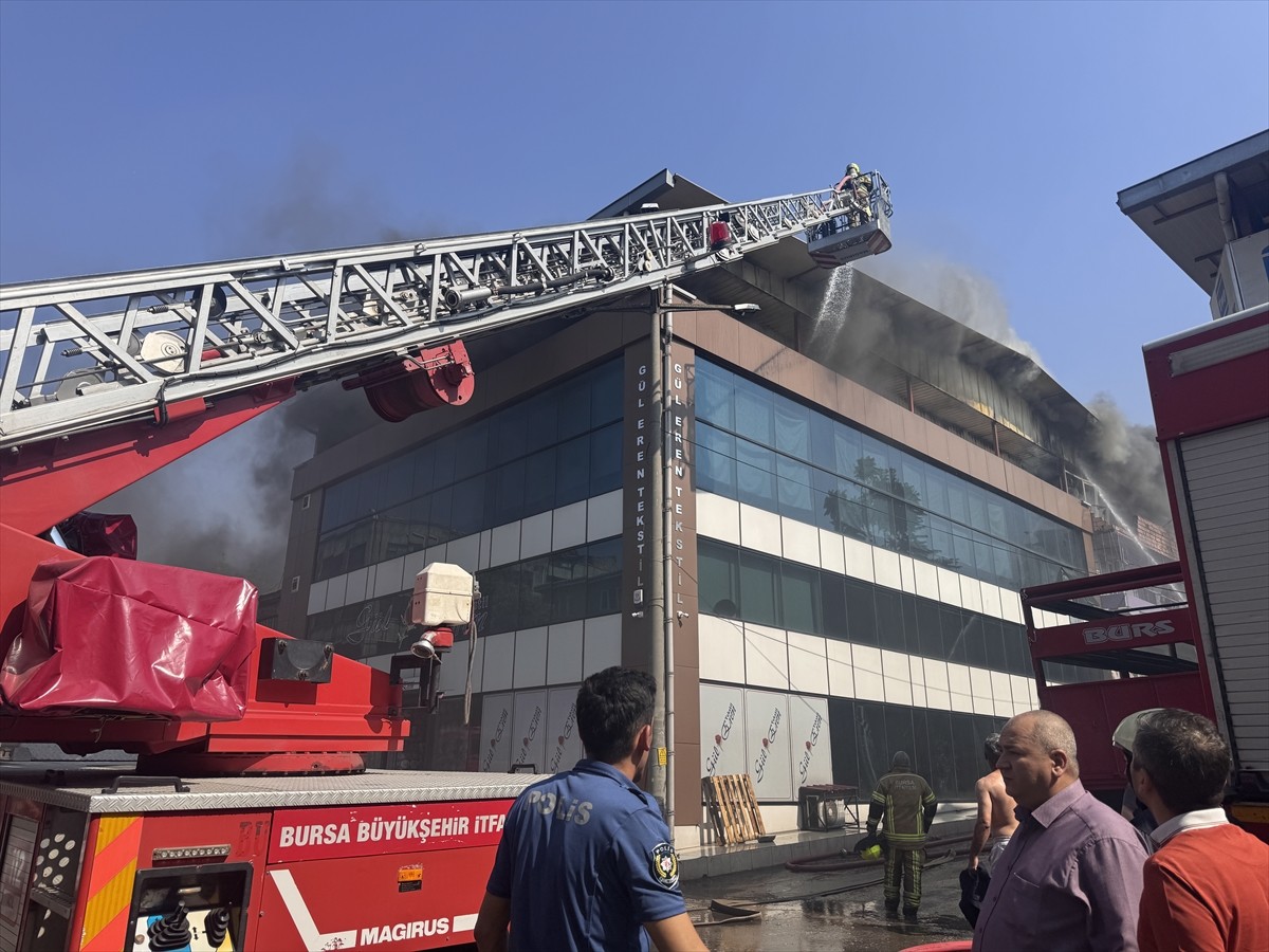 Bursa'nın Yıldırım ilçesinde faaliyet gösteren tekstil mağazasında çıkan yangına müdahale...