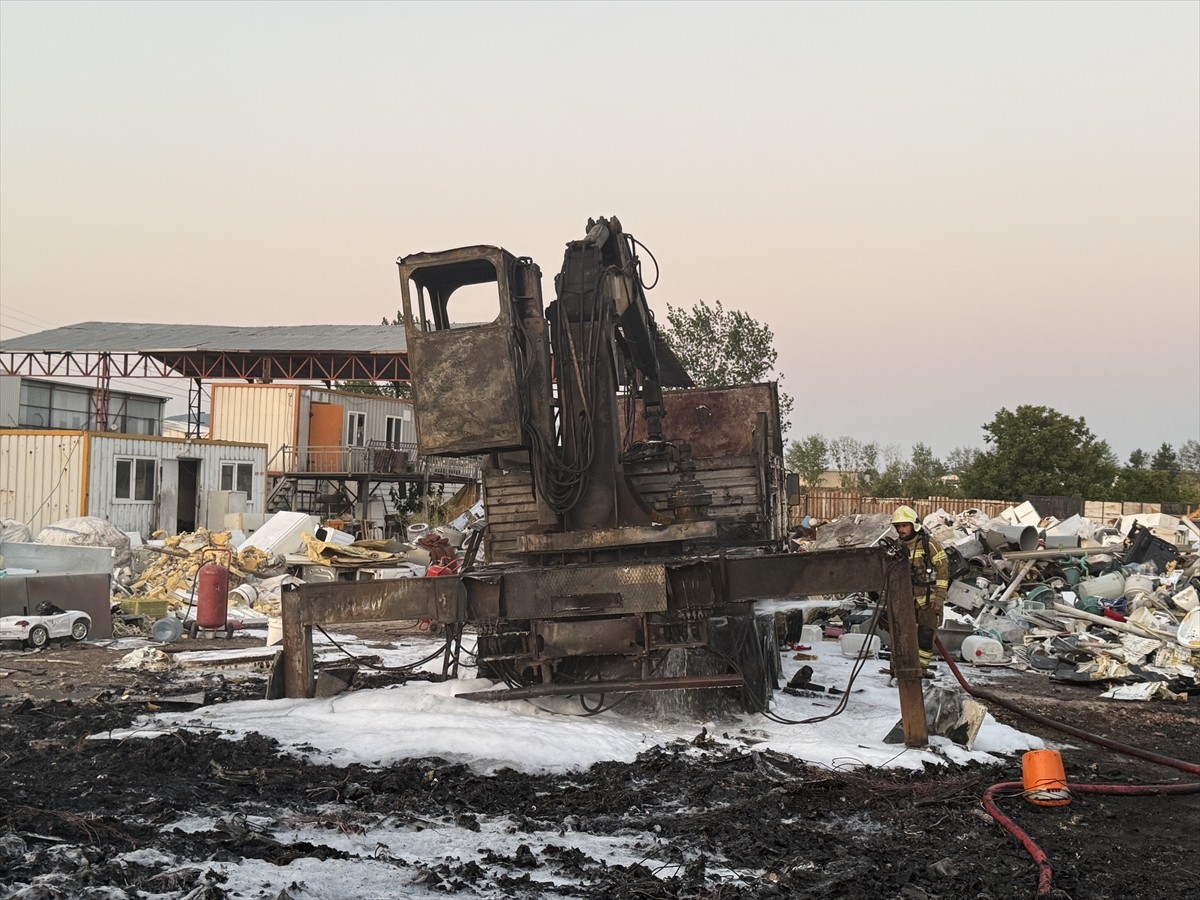 Bursa'nın Yıldırım ilçesinde geri dönüşüm tesisinde çıkan yangın söndürüldü.