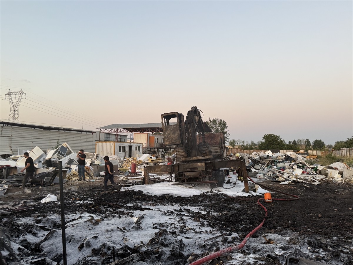 Bursa'nın Yıldırım ilçesinde geri dönüşüm tesisinde çıkan yangın söndürüldü.