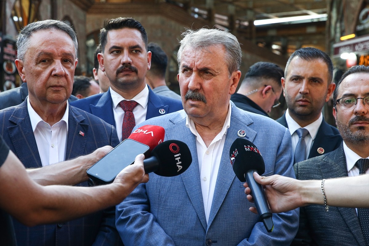 Büyük Birlik Partisi (BBP) Genel Başkanı Mustafa Destici, Bursa'da esnaf ziyaretinde bulundu....