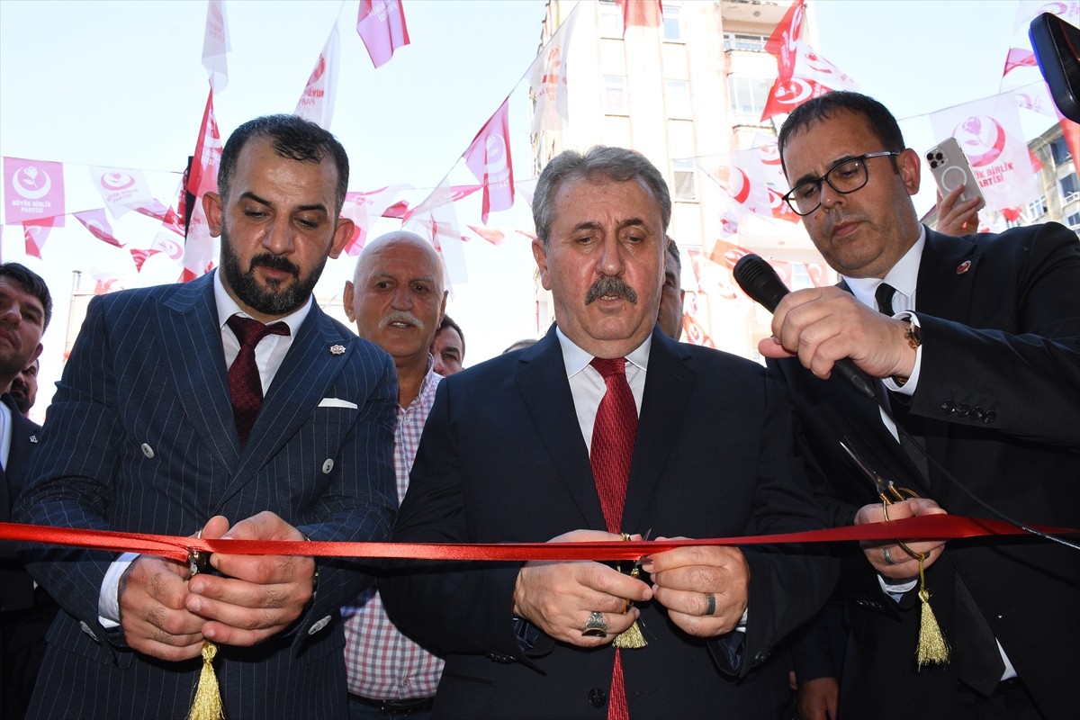 Büyük Birlik Partisi (BBP) Genel Başkanı Mustafa Destici (ortada), partisinin Samsun'un Tekkeköy...