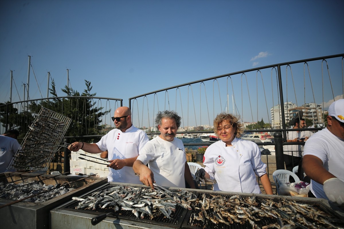 Çanakkale'de 1 Temmuz Denizcilik ve Kabotaj Bayramı dolayısıyla 5 bin kişiye sardalye ikramında...
