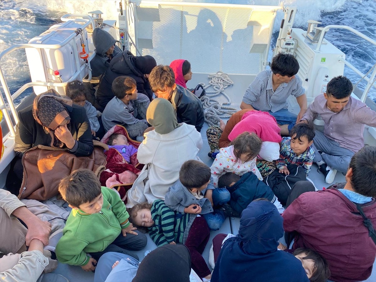 Çanakkale'nin Ayvacık ilçesi açıklarında, 15'i çocuk 27 düzensiz göçmen kurtarıldı.