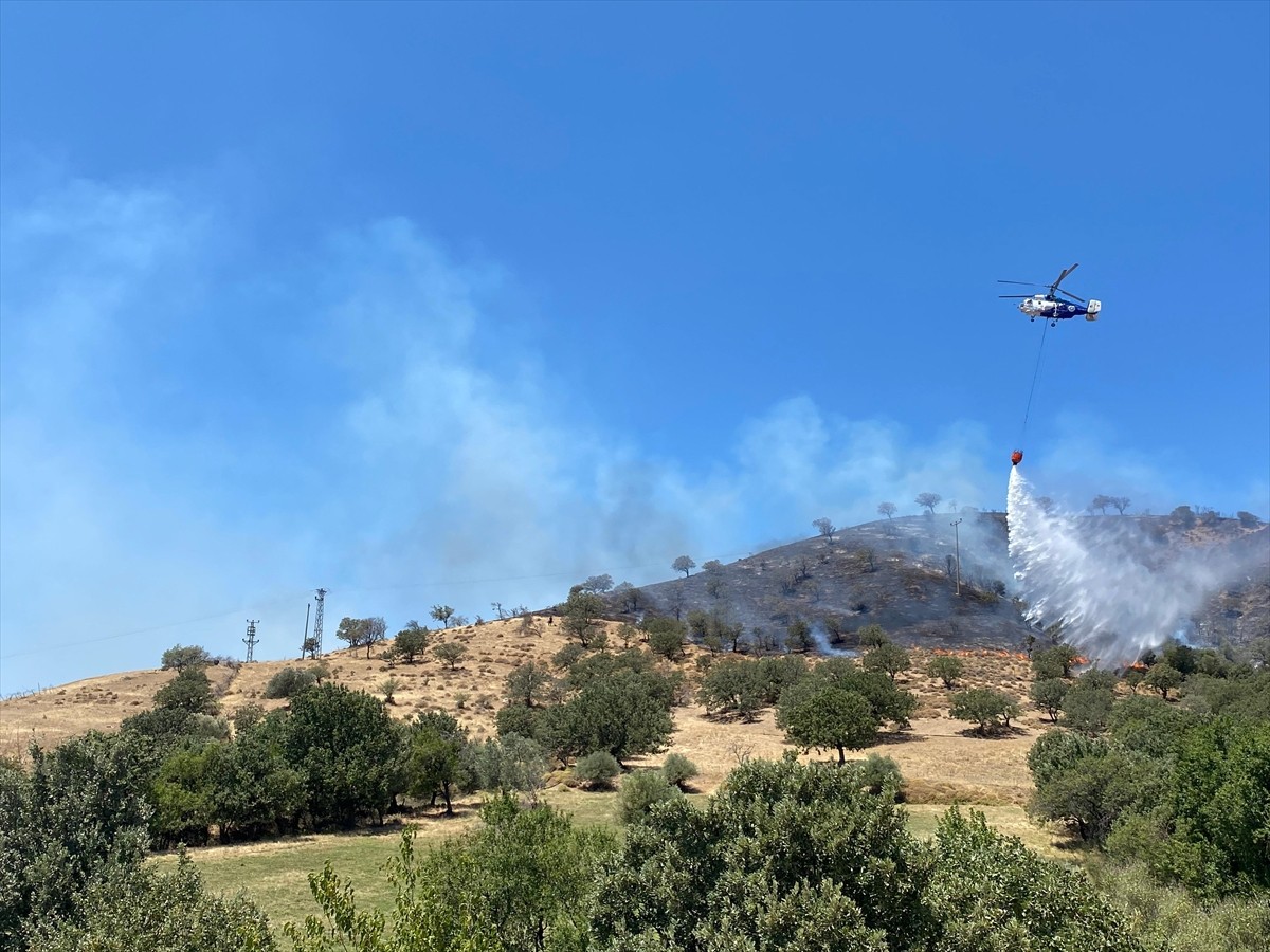 Çanakkale'nin Ayvacık ilçesinde bozuk orman alanında çıkan yangına, havadan ve karadan müdahale...