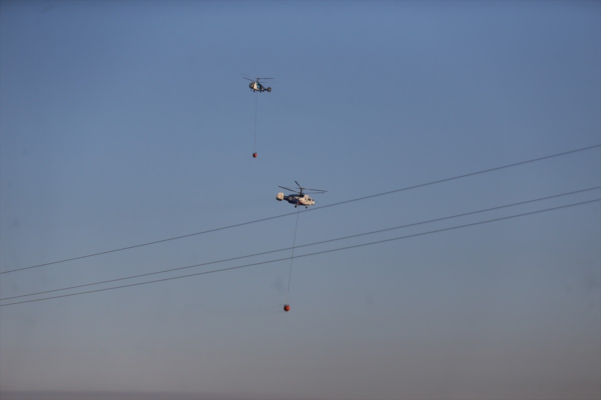 Çanakkale'nin Ayvacık ilçesinde çıkan orman yangınının kontrol altına alınması için havadan ve...