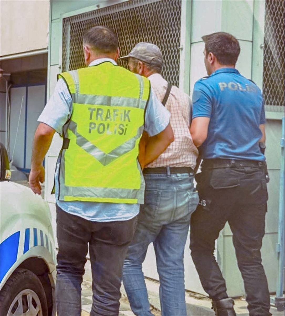 Çanakkale'nin Ezine ilçesinde sosyal medya platformu müstehcen söylemlerde bulunduğu iddiasıyla...