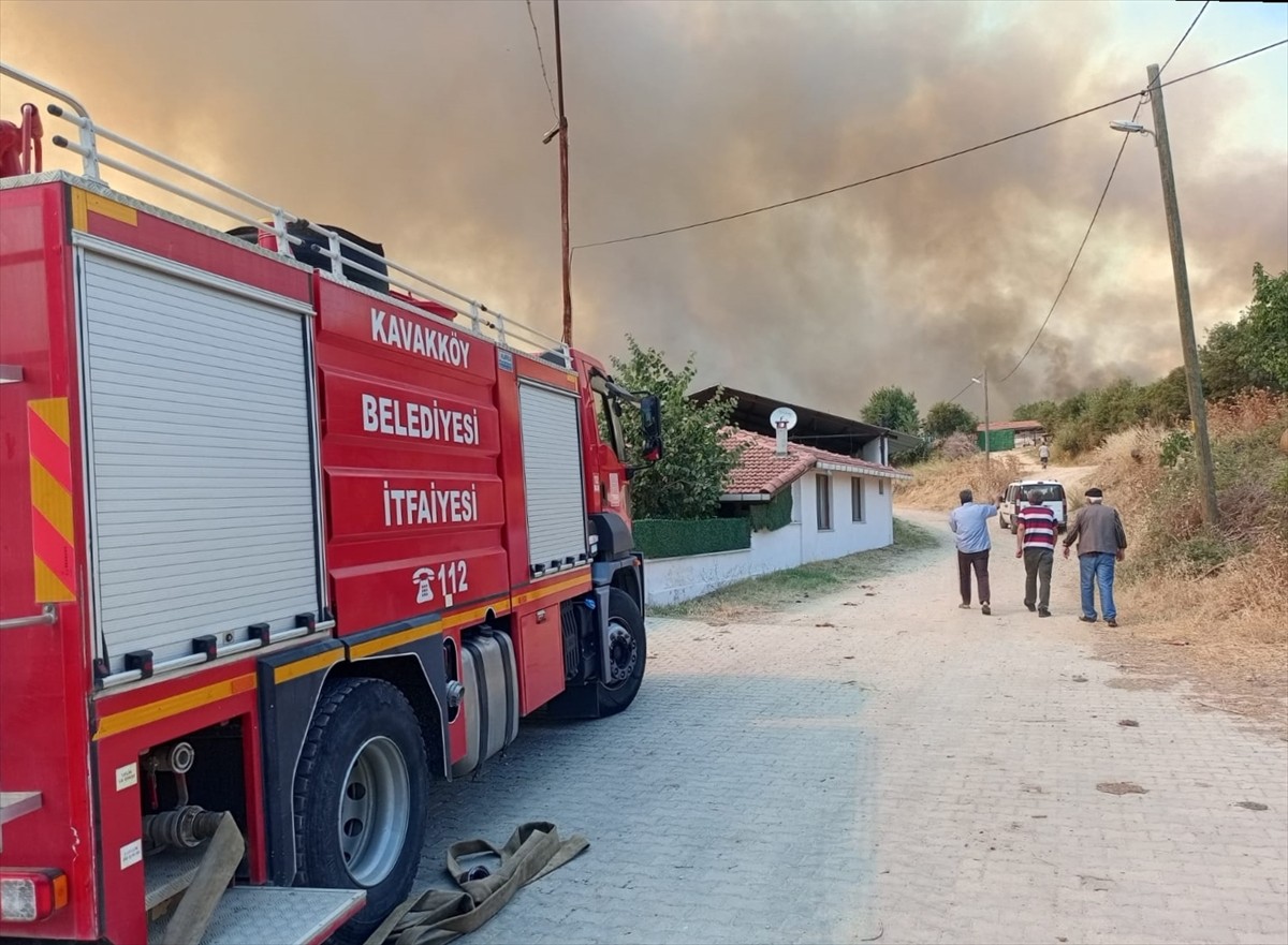 Çanakkale'nin Gelibolu ilçesinde, tarım arazisinde çıkan yangına müdahale ediliyor.