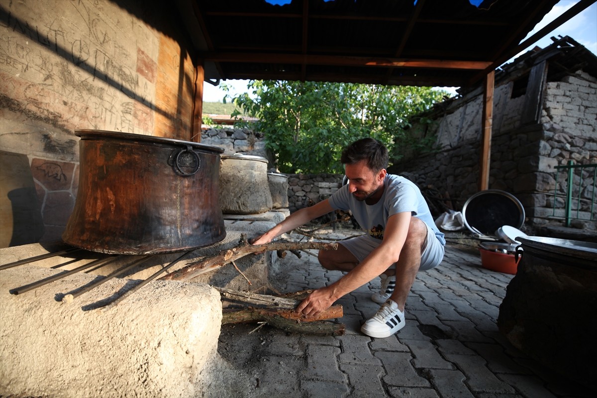 Çankırı'nın Ilgaz ilçesine bağlı Belören'de köylüler, imece usulüyle keşkek yapma geleneğini...