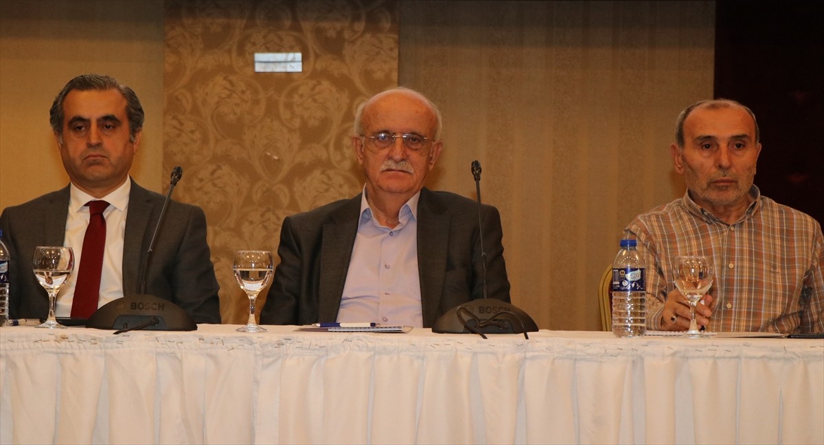 Cansuyu Yardımlaşma ve Dayanışma Derneği Genel Başkanı Mustafa Köylü (sol 5), derneğin Ankara'nın...