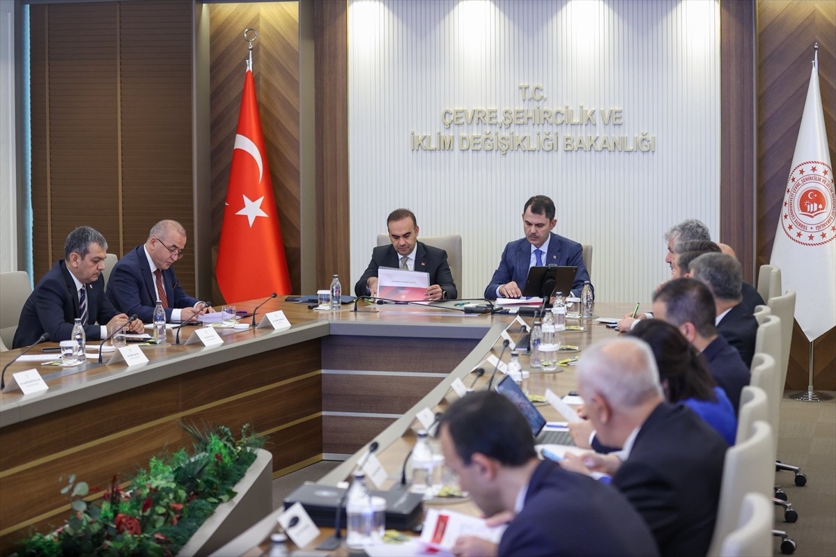 Çevre, Şehircilik ve İklim Değişikliği Bakanı Murat Kurum ile Sanayi ve Teknoloji Bakanı Mehmet...