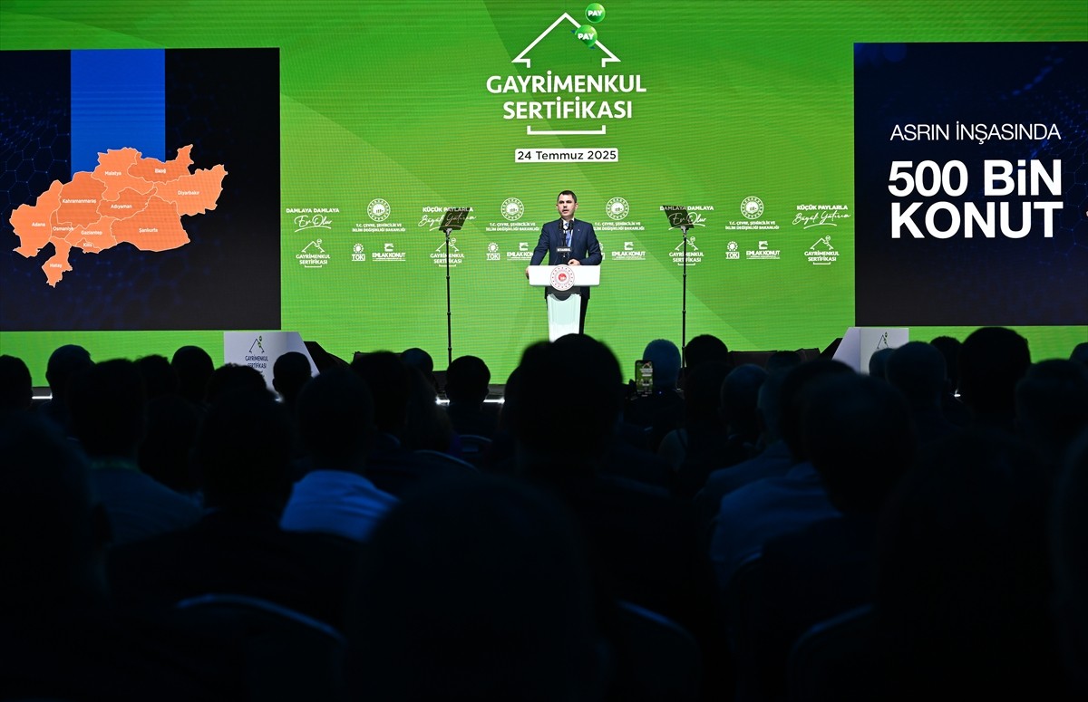 Çevre, Şehircilik ve İklim Değişikliği Bakanı Murat Kurum, İstanbul'da düzenlenen "Gayrimenkul...