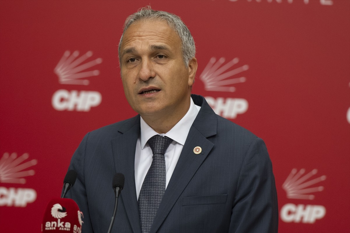 CHP Genel Başkan Yardımcısı Suat Özçağdaş, partisinin genel merkezinde Yükseköğretim Kurumları...