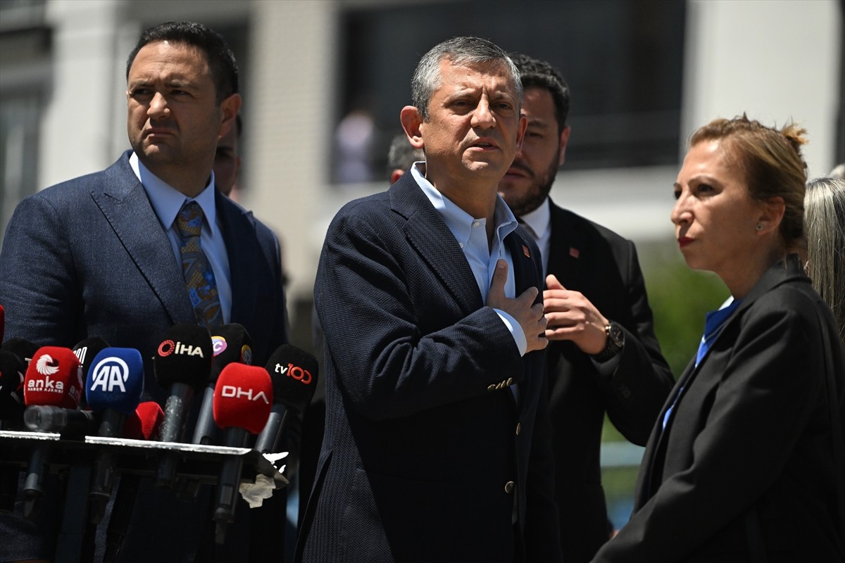 CHP Genel Başkanı özgür Özel, Bolu Kartalkaya Kayak Merkezi'nde 78 kişini hayatını kaybettiği, 133...