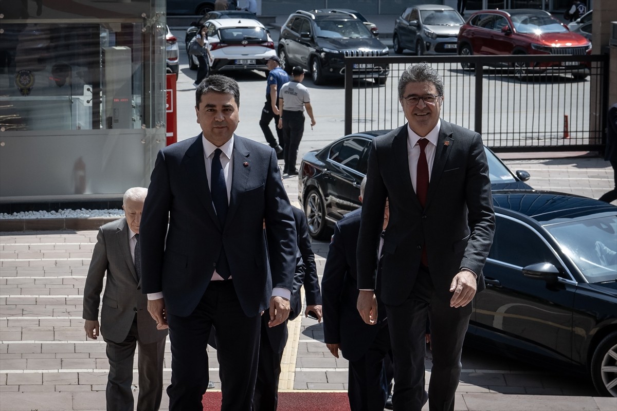 CHP Genel Başkanı Özgür Özel, CHP Genel Merkezi'nde, Demokrat Parti Genel Başkanı Gültekin Uysal...