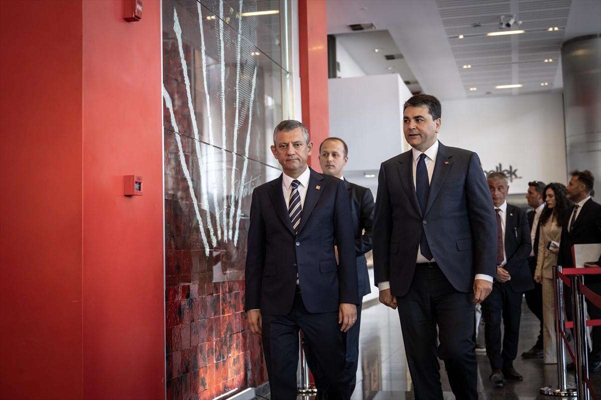 CHP Genel Başkanı Özgür Özel, CHP Genel Merkezi'nde, Demokrat Parti Genel Başkanı Gültekin Uysal...