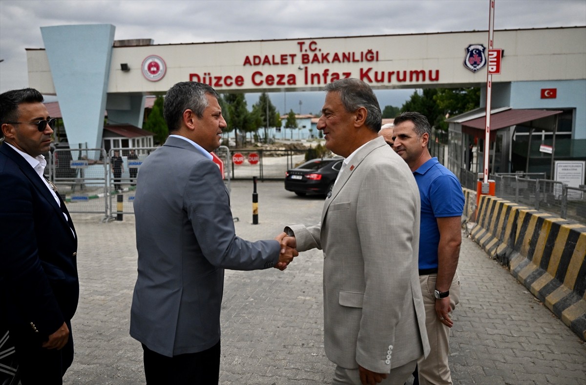 CHP Genel Başkanı Özgür Özel, İstanbul Büyükşehir Belediyesine (İBB) yönelik yolsuzluk...