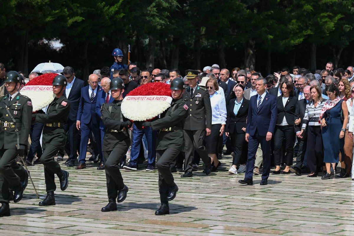 CHP Genel Başkanı Özgür Özel, Lozan Barış Antlaşması'nın 102. yılı dolayısıyla Anıtkabir'i ziyaret...