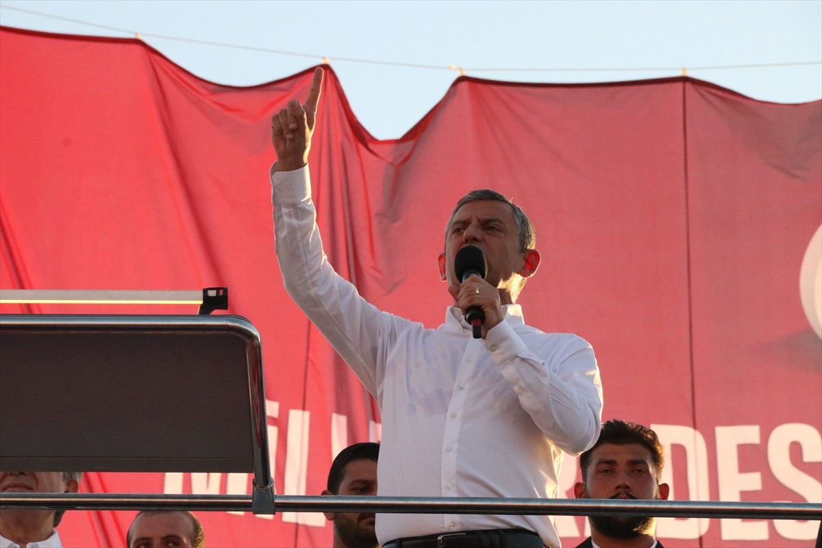 CHP Genel Başkanı Özgür Özel, Malatya Büyükşehir Belediye binasının arkasında "Millet İradesine...