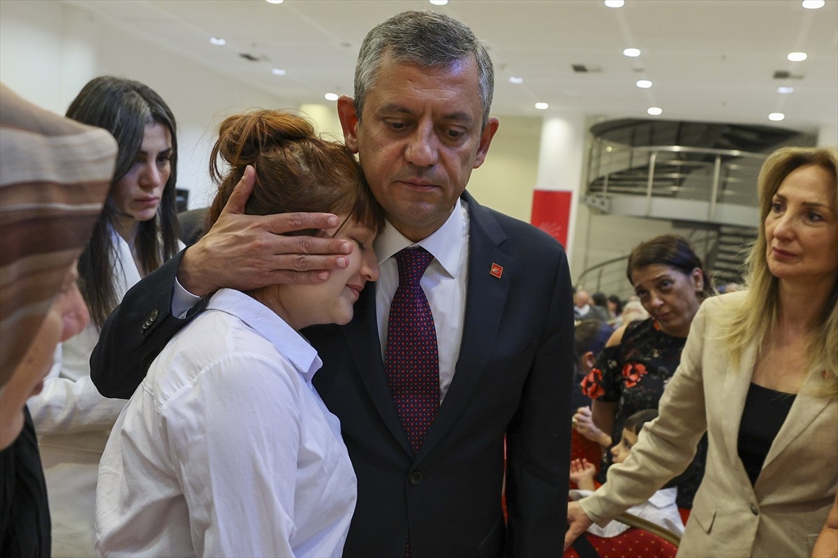 CHP Genel Başkanı Özgür Özel, partisinin genel merkezinde düzenlenen Mağdur Aileler Buluşması'na...