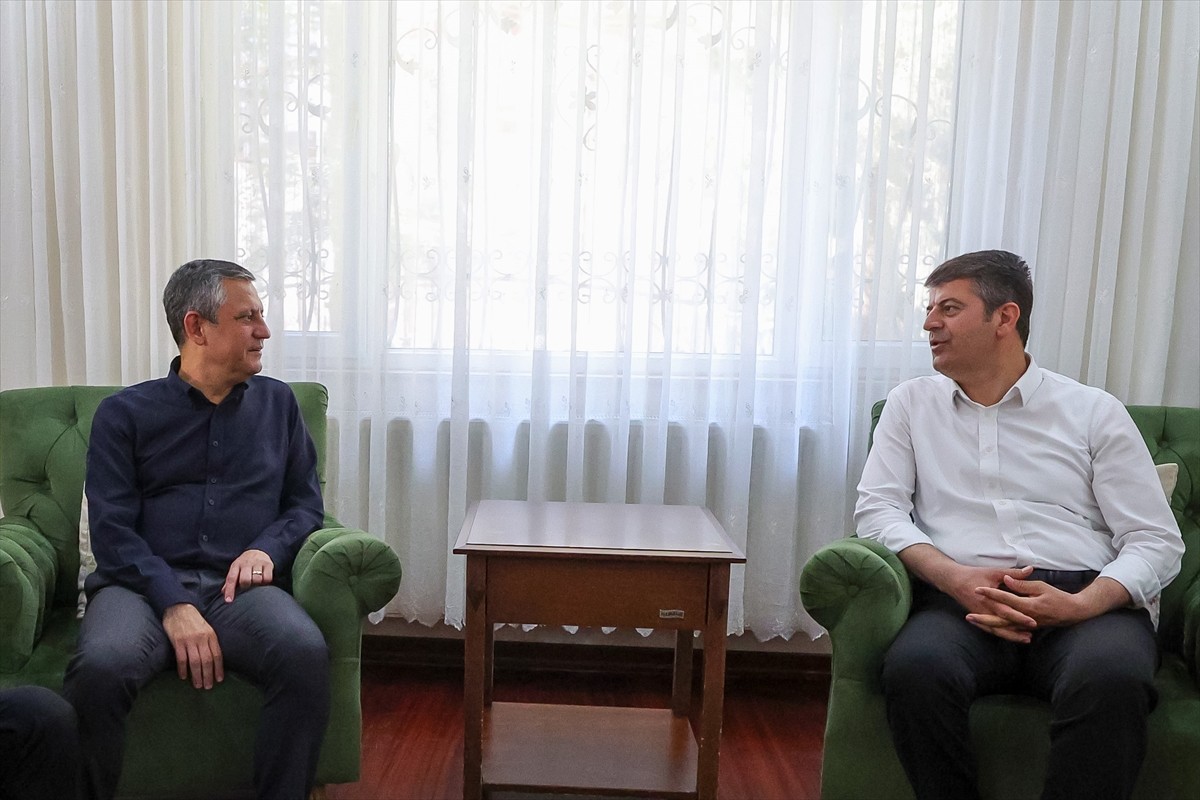 CHP Genel Başkanı Özgür Özel (solda), Aziz İhsan Aktaş suç örgütüne yönelik soruşturma kapsamında...