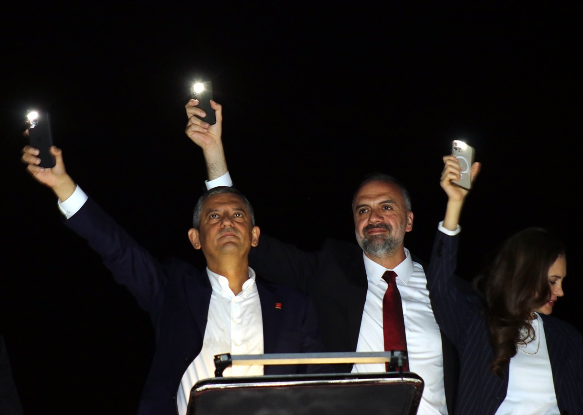 CHP Genel Başkanı Özgür Özel (solda), partisince Amasya Yavuz Selim Meydanı'nda düzenlenen "Millet...