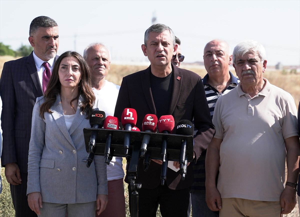 CHP Genel Başkanı Özgür Özel, yolsuzluk soruşturması kapsamında tutuklanarak İstanbul Büyükşehir...