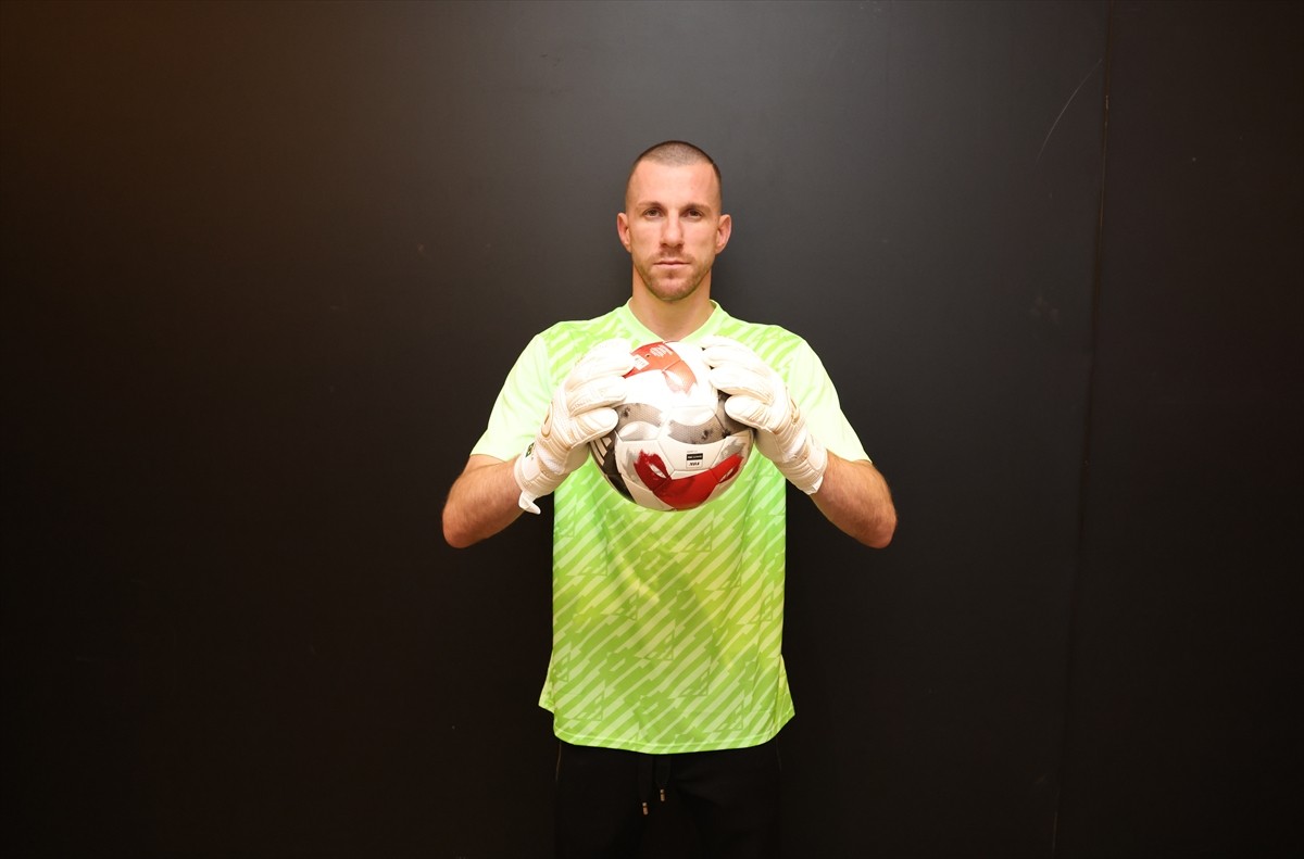  Corendon Alanyaspor, Brezilyalı kaleci Paulo Victor ile 1+1 yıllık sözleşme imzaladı.  