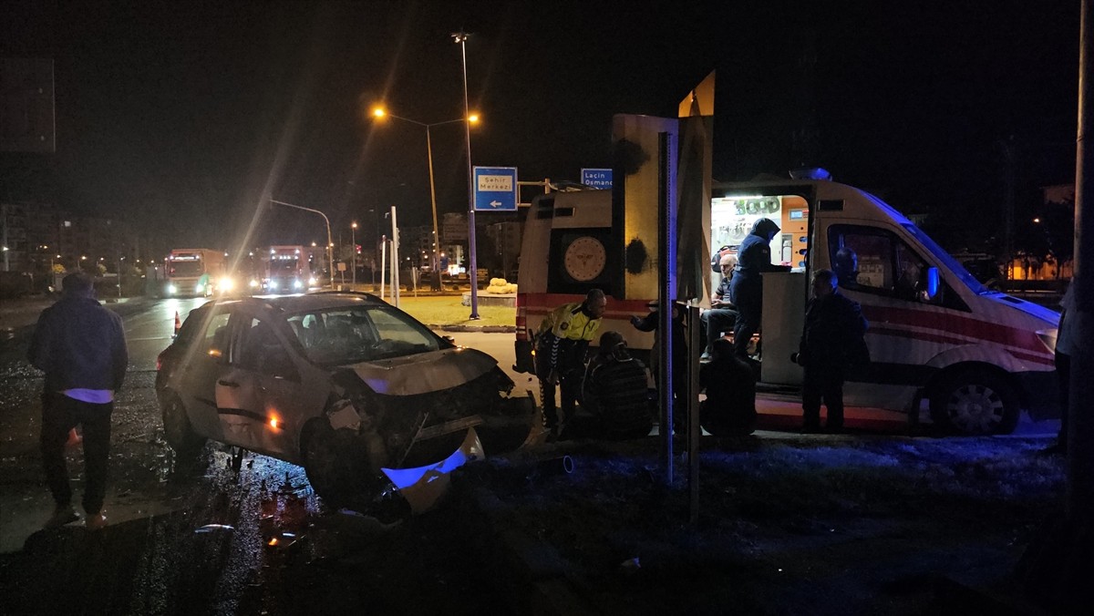 Çorum'da, hafif ticari araç ile otomobilin çarpışması sonucu 4 kişi yaralandı.