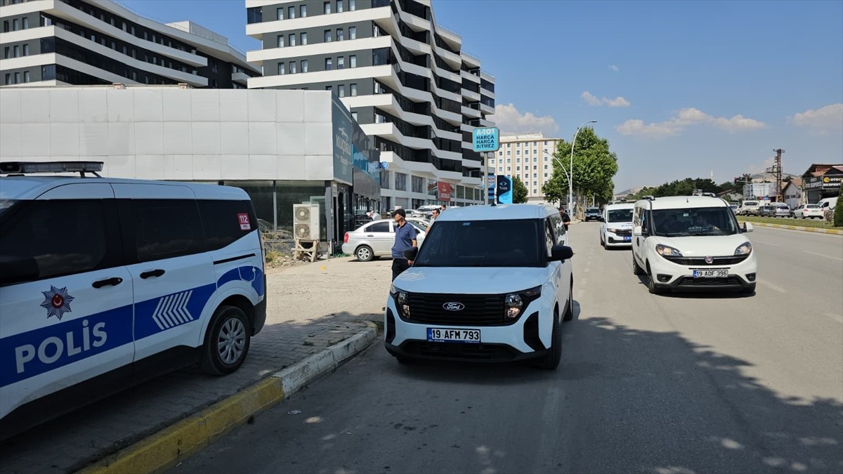 Çorum'da kurşunlanan iş yerinde kırılan cam üzerine düşen kişi yaralandı. Olay yerine polis...
