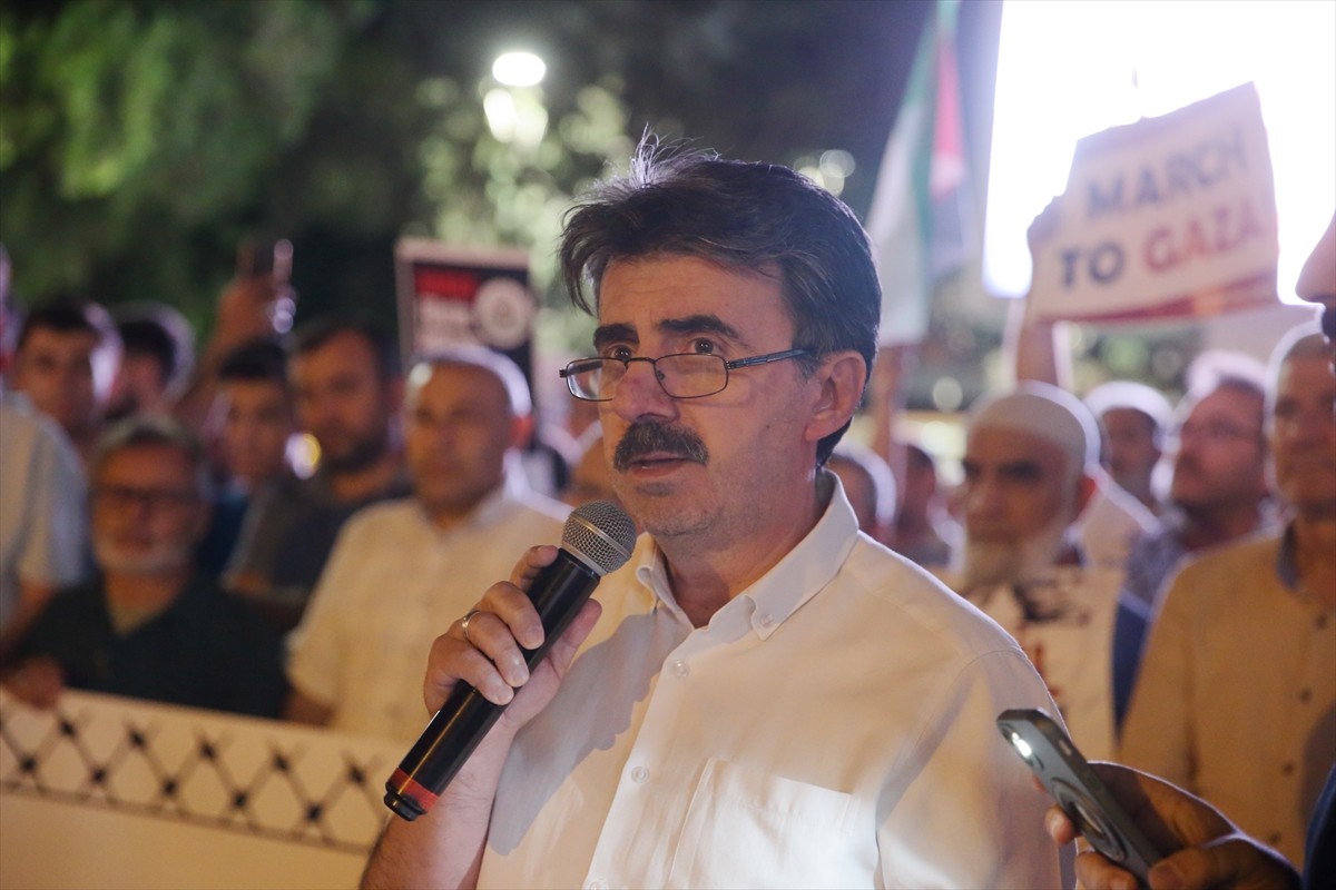 Çorum'da vatandaşlar, İsrail'in Filistin'e uyguladığı ablukayı protesto etti. Grup adına Necat...