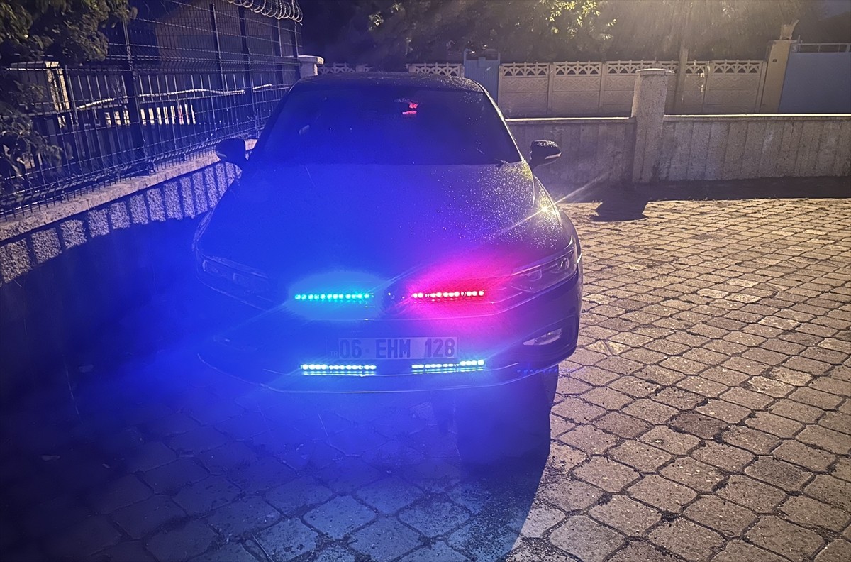 Çorum'un Alaca ilçesinde usulsüz çakar lamba kullanılan aracın sürücüsüne ve sahibine 138 bin...