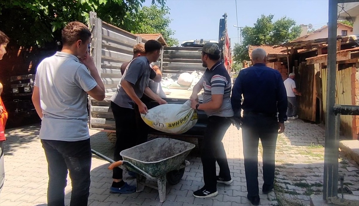 Çorum'un Osmancık ilçesine bağlı Danişment köyünde vatandaşlardan toplanan buğdayın satışından...