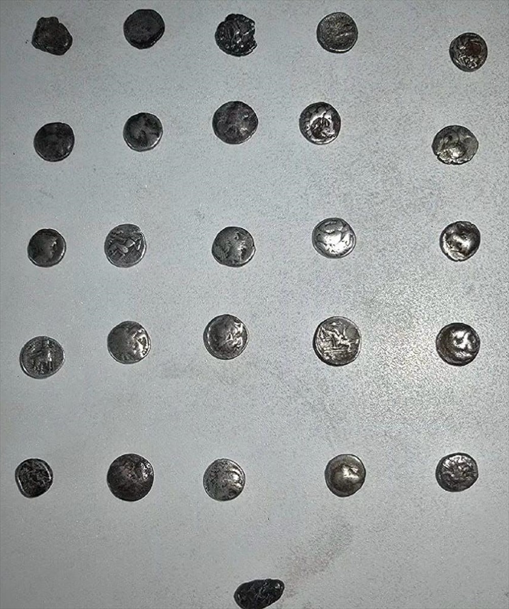 Çorum'un Sungurlu ilçesinde bir araçta yapılan aramada tarihi eser niteliğinde olduğu...