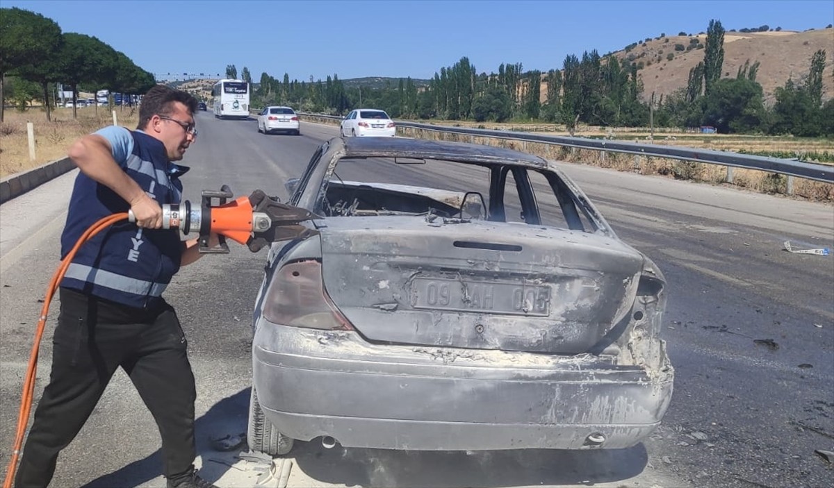 Çorum'un Sungurlu ilçesinde iki otomobilin çarpıştığı kazada 4 kişi yaralandı. Kaza nedeniyle 09...