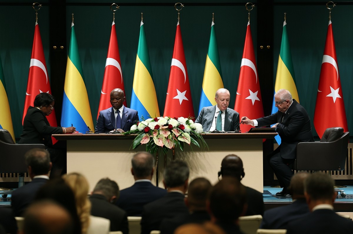 Cumhurbaşkanı Recep Tayyip Erdoğan (sağda) ve Gabon Cumhurbaşkanı Brice Clotaire Oligui Nguema...