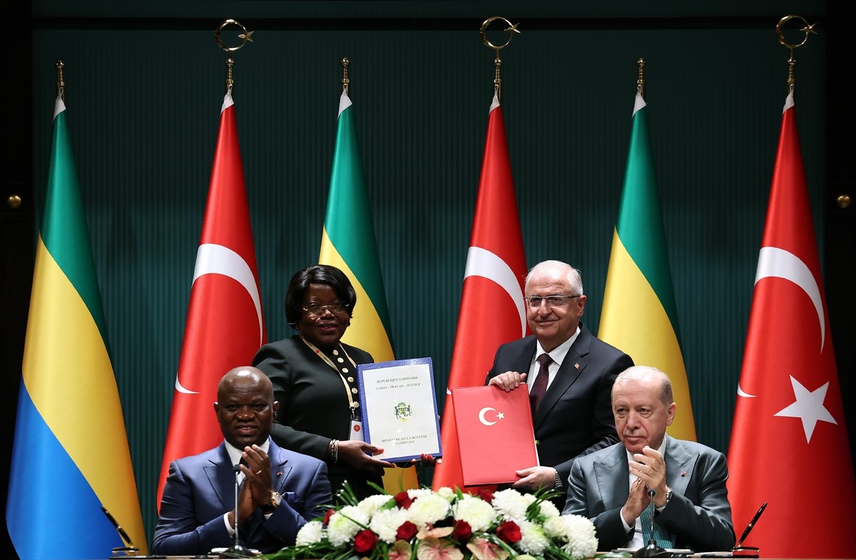 Cumhurbaşkanı Recep Tayyip Erdoğan (sağda) ve Gabon Cumhurbaşkanı Brice Clotaire Oligui Nguema...