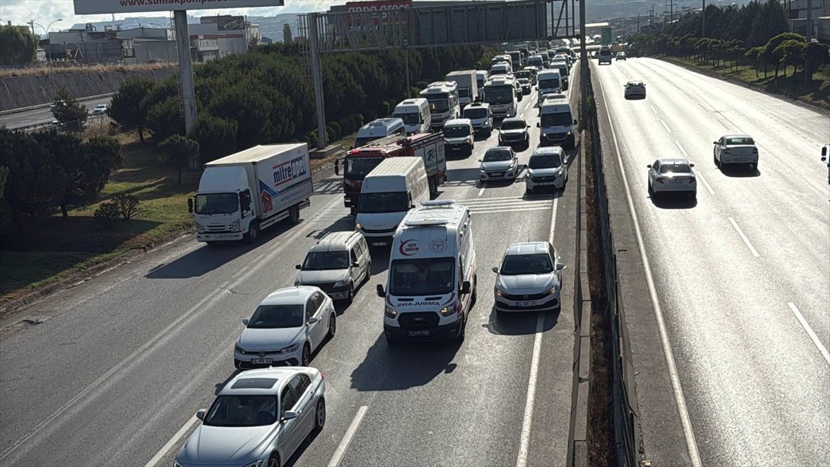 D-100 kara yolunun Kocaeli kesiminde 1 kişinin yaralandığı zincirleme trafik kazası nedeniyle...